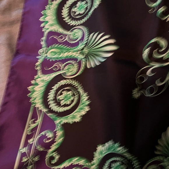 Authentic VERSACE Silk Hand Rolled Square Scarf, Italy. Purple & Green. Rare! - Picture 7 of 12